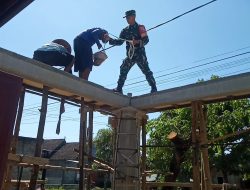 Wujud Perhatian Babinsa Bantu Ngecor Dak Teras Warga