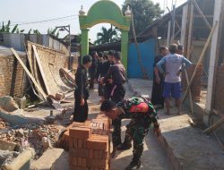Babinsa Koramil 0810/08 Ngronggot Bersama Siswa PSHT Gotong Royong Membantu Merenovasi Mushola