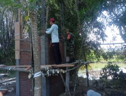 Babinsa Koramil Jatikalen Bersama Warga Gotong Royong Bangun Penampungan Air Dan Sumur Pompa