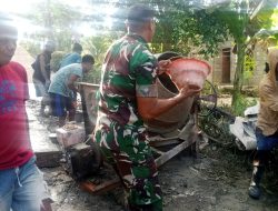 Babinsa Kopda Ariyanto Usboko Bersama Warga Gotong Royong Pengecoran Jalan Rabat Beton