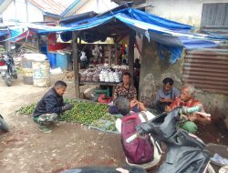 Guna mengetahui Kondisi Dan Situasi Pasar, Babinsa Koramil 03/Mollo Utara Laksanakan Komsos Dengan Pedagang