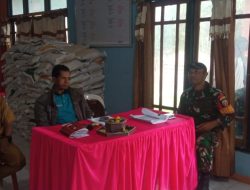 Koptu Pahlawan Kamis Babinsa Desa Basmuti Berikan Pendampingan dan Pengamanan Saat Pembagian Beras Bansos Tahap Empat