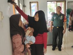 Wujudkan Balita Sehat, Babinsa Dampingi Petugas Kesehatan Berikan Layanan Posyandu