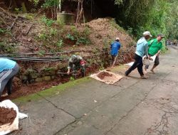 Babinsa Ngetos Bersama Masyarakat Dusun Tengger Melaksanakan Jum’at Bersih
