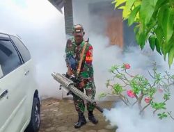 Cegah Penyebaran Nyamuk DBD Babinsa Koramil 0810/03 Loceret Bantu Dinas Kesehatan Lakukan Fogging