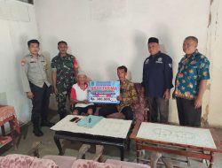 Pastikan Bantuan Sampai Babinsa Koramil 0810/13 Lengkong Dampingi Pembagian BLT Dana Desa