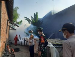 Cegah Demam Berdarah, Babinsa Koramil 0810/02 Bagor Dampingi Fogging Di Wilayah Binaan