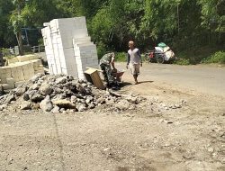 Babinsa Koramil 0810/03 Loceret Melaksanakan Kegiatan Kerja Bakti Membangun Rumah Warga Binaan