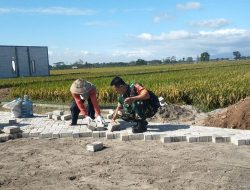 Serbuan Teritorial Babinsa Koramil 0810/03 Loceret Bantu Kegiatan Pembangungan Desa