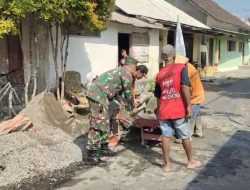 Babinsa Koramil 0810/06 Kertosono Bantu Warga Rabat Jalan Desa Kalianyar Kertosono