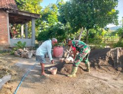 Babinsa Koramil 0810/20 Ngluyu Bantu Warga Desa Ngluyu Perbaiki Rumah