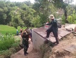 Babinsa Koramil 0810/03 Loceret Bantu Warga Pengecoran Plengsengan Parit Di Desa Binaan