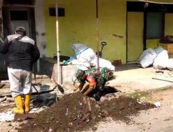 Cegah Banjir Babinsa Koramil 0810/10 Tanjunganom AJak Warga Kerja Bakti Pembersihan Drainase