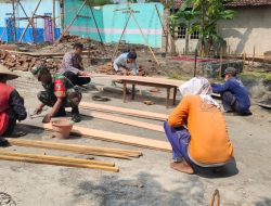 Babinsa Tanjunganom Membaur Melaksanakan Kerja Bhakti Bersama Warga Binaan