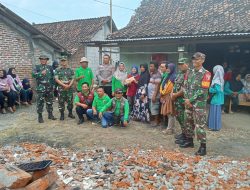 Babinsa Nganjuk Turun Langsung Mengawal Baksos Bagi Warga Korban Rumah Kebakaran Di Wilayah Binaan