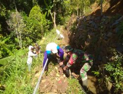 Babinsa Koramil 0810/18 Ngetos Dukung Program Pipanisasi Di Desa Klodan.