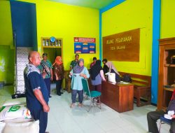 Babinsa Koramil 0810/20 Ngluyu Dampingi Penyaluran Bantuan Pangan Non Tunai (BPNT)
