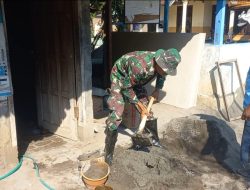 Babinsa Bersama Warga Gotong Royong Perbaiki Rumah Warga Kurang Mampu
