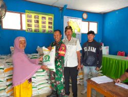 Serka Suprianto, Babinsa Ngringin Koramil 0810/13 Lengkong Dampingi Pembagian Beras Bulog Dari Pemerintah
