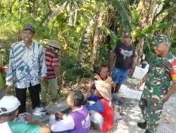 Guyup Rukun Babinsa Bersama Warganya tergambar Jelas Saat Gotong Royong Perbaikan Pagar Pemakaman