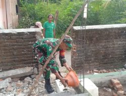 Melalui Program Rutilahu, Babinsa Koramil 0810/09 Ngronggot Bantu Merenovasi Rumah Tidak Layak Huni Yang Ada Diwilayahnya