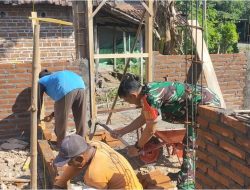 Babinsa Koramil 0810/10 Tanjunganom Bersama Warga Membantu Pembangunan Rumah di Desa Ngadirejo