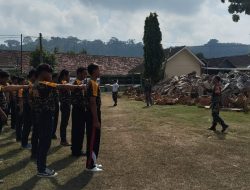 Tanamkan Kedisiplinan Babinsa Melatih PBB, PKD dan DIKLATSAR BANSER Di PAC GP ANSOR Ngluyu.