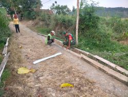 Babinsa Koramil 20 Ngluyu Bersama Masyarakat Kerja Bakti Perbaikan Jalan