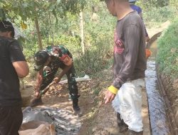 Gotong Royong Babinsa Bersama Warga Bangun Infrastruktur Irigasi Pertanian