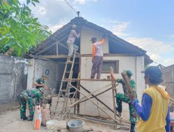 Kepedulian Babinsa Koramil 0810/03 Loceret Dalam Merenovasi Rumah Tidak Layak Huni (RTLH) Milik Warga Binaan