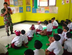 Babinsa Koramil Tanjunganom Berikan Wawasan Kebangsaan Terhadap Siswa Siswi SDN 5 Sidoharjo