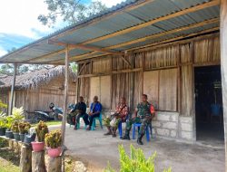 Jalin Hubungan Baik Dengan Masyarakat, Babinsa Koramil 05/Panite Laksanakan Komsos Di Desa Teas