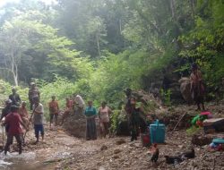 Bersama Warga Binaan Di Desa Benlutu, Babinsa Koramil 01/Kota So’e Bergotong royong Bersihkan Sungai