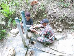 Agar Ketersediaan Air Selalu Ada Dan Pompa Hidram Tetap Berfungsi, Babinsa Serka Okri Bano Bersama Warga Cek Pompa Hidram Di Desa Nununamat