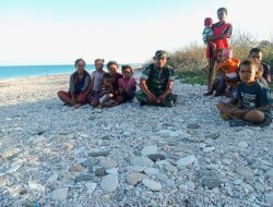 Waspada Cuaca Buruk Di Pesisir Pantai, Babinsa Kodim 1621/TTS , Himbau Warga Agar Selalu Peka Terhadap Cuaca ekstrem