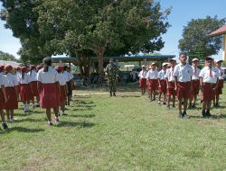 Babinsa Kodim 1621/TTS Berkolaborasi Dengan Bhabinkamtibmas polres TTS, Latih PBB Siswa-siswi Di SMP 2 Kristen Kolbano