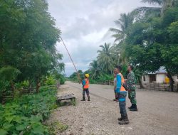 Babinsa Kodim 1621/TTS , Bantu Petugas PLN Memotong Pohon Dan Dahan Yang Mengenai Jaringan Listrik Di kec.Boking
