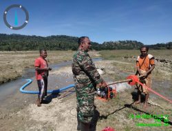 Dukung Program Pangan Nasional, Babinsa Koramil 02/Abanteng Bantu Poktan Dengan Pompanisasi