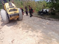 Babinsa Kodim 1621/ TTS Serda Melky Kause Pantau Pengerasan Jalan Baru Di Desa Lasi