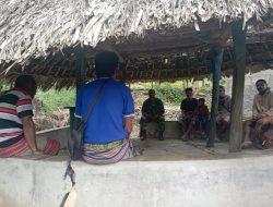 Babinsa Kodim 1621/TTS Ajak Warga Menjaga Keamanan, Kerukunan Dan Kekompakan Pada Saat Komsos di Desa Manufui Kab.TTS