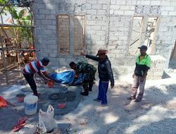 Guna Membantu Dan Mengatasi Kesulitan Masyarakat, Babinsa Kodim 1621 TTS Bantu Warga Bangun Rumah Di Desa Bijeli
