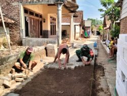 Peran Babinsa Desa Sekarputih Koramil 0810/02 Bagor Bantu Warga Memperbaiki Infrasturktur Desa