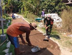 Semangat Gotong Royong Babinsa Bersama Warga Binaan Pasang Paving
