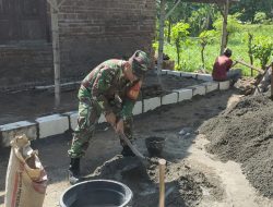Wujud Kemanunggalan TNI Bersama Rakyat, Babinsa Kertosono Bantu Warga Renovasi Rumah