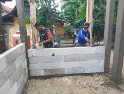 Wujud Kecintaan Babinsa Terhadap Masyarakat Binaan Melalui Program Rutilahu Kodim Nganjuk Bedah Rumah