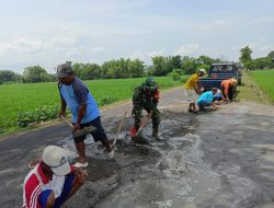 Kemanunggalan TNI Dan Masyarakat Babinsa Kerja Bakti Bangun Jalan Desa