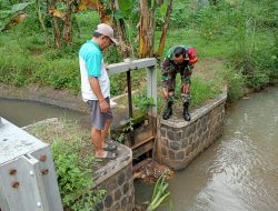 Guna Wujudkan Hasil Panen Yang Baik,Babinsa Melaksanakan Pengecekan Pintu Air Yang Menuju Jalur Irigasi Pertanian