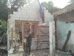 Kepedulian Pada Warga Binaan, Babinsa Kodim Nganjuk Melakukan Bedah Rumah Rumah Tidak Layak Huni (RTLH)
