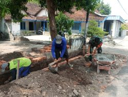 Karya Bhakti Babinsa koramil 0810/02 Bagor Bersama Warga Kel. Kedondong Pembangunan Saluran Air