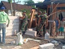Kepedulian Babinsa Koramil Ngronggot Dalam Merenovasi Rumah Tidak Layak Huni (RTLH) Milik Warga Binaannya